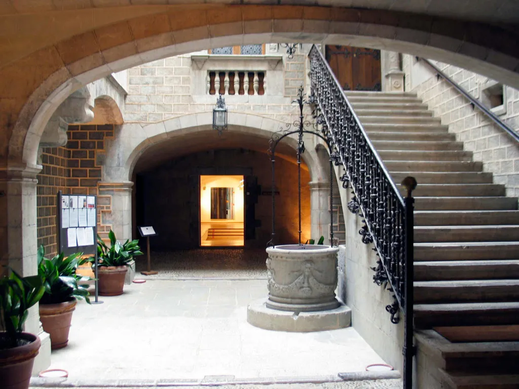 Imagen de la exposición Traslaciones. Fundaciò Vila Casas, Palau Solterra, Torroella de Montgrí, Girona 2004